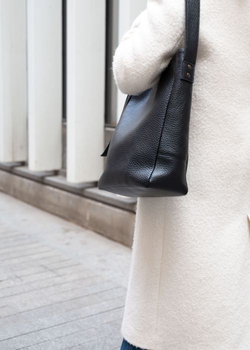 Bolso Boston Negro Piel Grabada