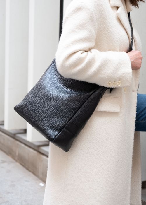Bolso Boston Negro Piel Grabada