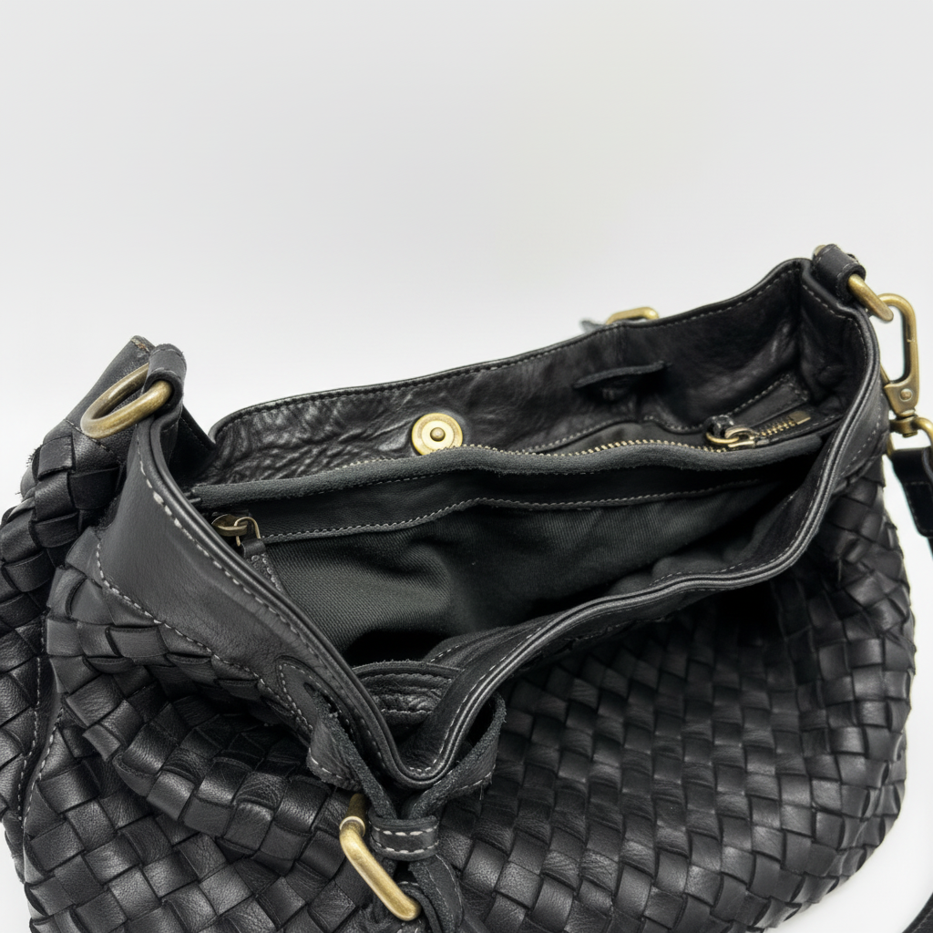 Bolso trenzado negro detalle
