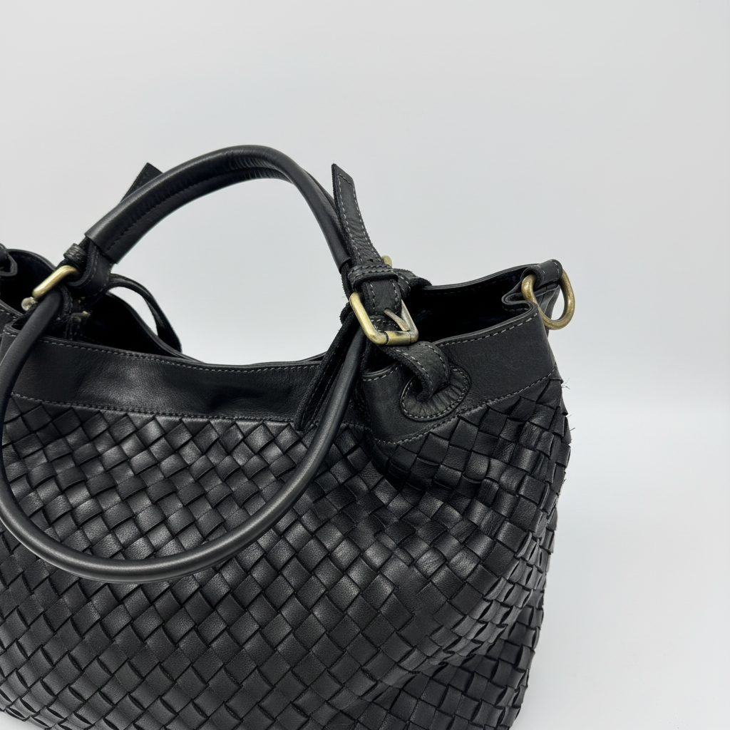 Bolso trenzado negro vista frontal