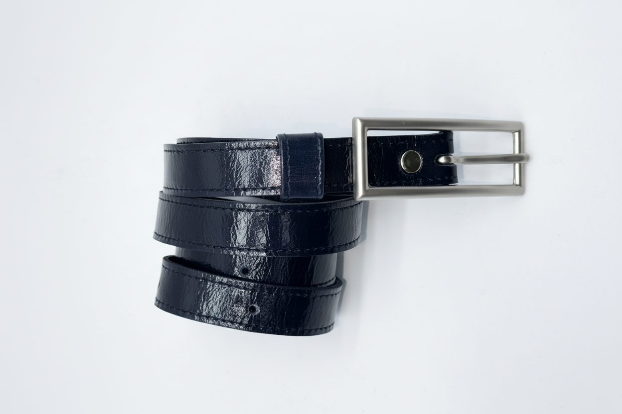 Cinturón azul marino piel brillante - fondo blanco