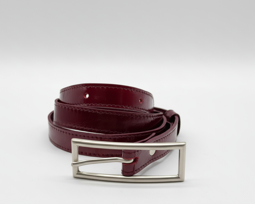 Cinturón burdeos claro fondo blanco